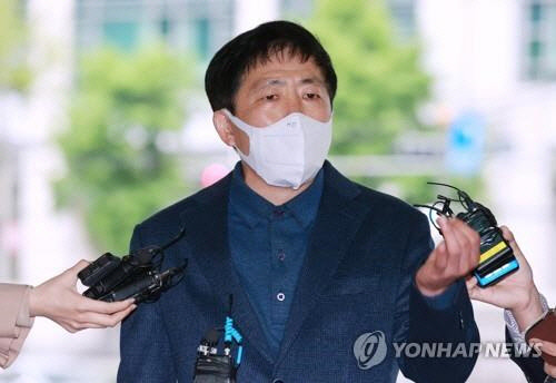 지난달 두 차례에 걸쳐 비무장지대(DMZ) 인근에서 대북전단을 살포했다고 밝힌 박상학 자유북한운동연합 대표가 10일 오후 종로구 서울경찰청에 조사를 받기 위해 출석하며 입장을 밝히고 있다.  연합뉴스